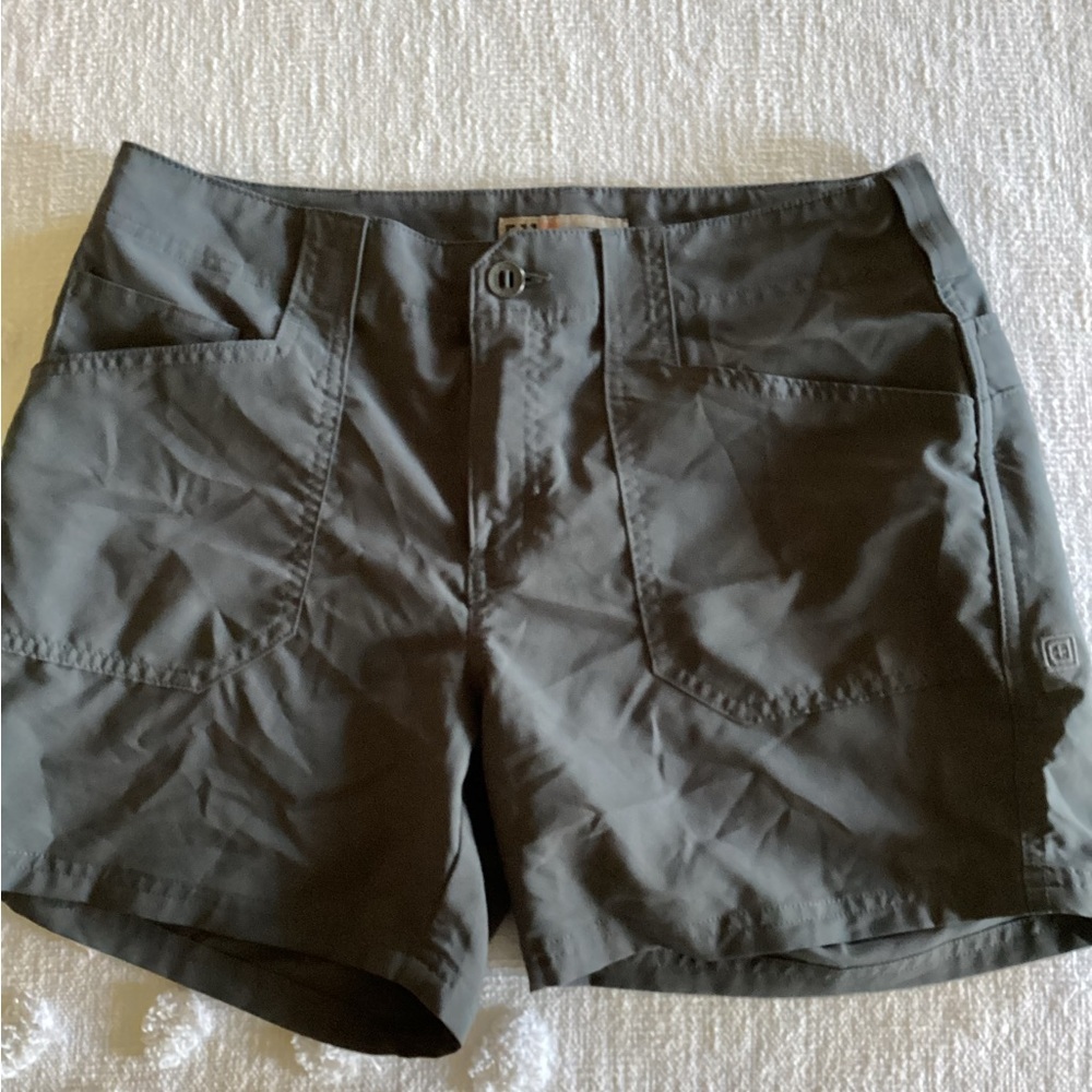 511 Tactical ranger shorts -Gray -SZ 6
Waist 16”
Inseam 5”